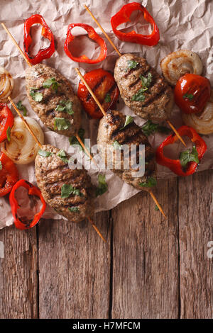 Kebab turco con verdure grigliate sul tavolo. vista verticale da sopra Foto Stock