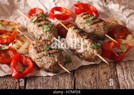 Kebab turco con verdure grigliate vicino sul tavolo. orizzontale, rustico Foto Stock