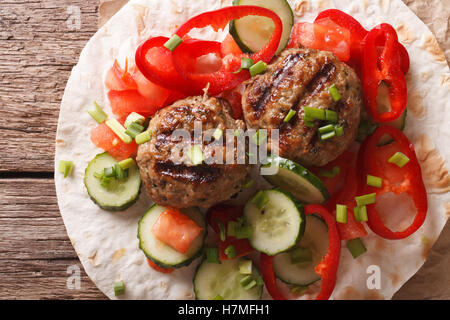 Le polpette di carne con verdure fresche e Flatbread vicino sul tavolo. Vista orizzontale dal di sopra Foto Stock