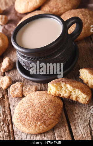 American cookies Snickerdoodle e latte vicino sul tavolo. verticale, stile rustico Foto Stock