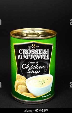 Crosse e Blackwell conserve di zuppa di pollo isolati su uno sfondo nero Foto Stock