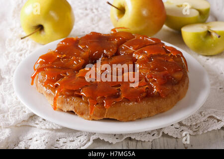 La torta di mele Tarte Tatin con caramello close-up su una piastra orizzontale. Foto Stock