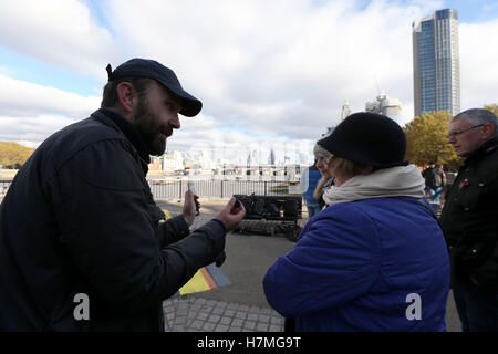 Per segnare una delle più controverse campagne elettorali statunitensi nella storia moderna Sky News ha commissionato una scena artistica di strada 3D a Times Square, New York. La commissione, creata dall'artista di strada Joe Hill (a sinistra), sarà posizionata al punto di osservazione sulla South Bank di Londra¢domenica 6 e lunedì 7 novembre prima delle elezioni americane dell' 8 novembre. I turisti e i pendolari potranno godersi l'arte e unirsi in piedi sul suo bordo guardando giù su una trafficata Times Square. La copertura notturna delle elezioni di Sky News, decide America,¢ essere trasmessa da uno studio appositamente creato su Times Square Foto Stock