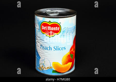 Del monte pesche stagnato isolato su sfondo nero Foto Stock