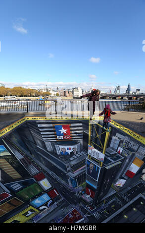 Per contrassegnare una delle più controverse noi le campagne elettorali nella storia moderna Sky News ha commissionato un 3D Arte di strada scena di Times Square a New York. La Commissione, creato dall'artista di strada Joe Hill, sarà posizionato al punto di osservazione su LondonÃ¢â€Â™s South Bank domenica 6 e lunedì 7thNovember precedendo le elezioni americane su 8thNovember. Turisti e pendolari sarà in grado di godere di arte e di partecipare stando in piedi sul suo bordo guardando verso il basso su una trafficata Times Square. Sky NewsÃ¢â€Â™ elezione notte di copertura, America decide, sarà trasmesso da un appositamente creato studio su Times Square f Foto Stock