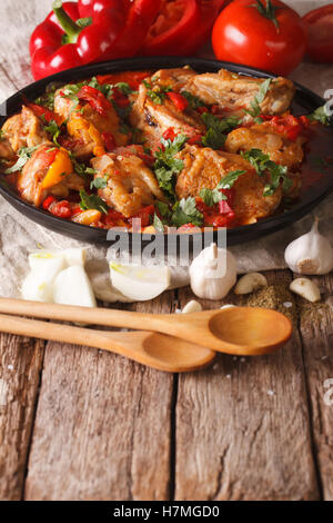 Cucina georgiana: Chakhokhbili spezzatino di pollo con le verdure sul piano verticale. Foto Stock