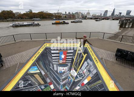 Una donna saldi sul bordo di una visualizzazione 3D di Times Square, New York, creato dall'artista di strada Joe Hill al punto di osservazione su Londra il South Bank. Foto Stock