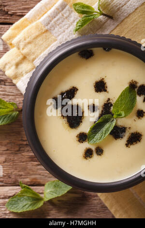Turco tradizionale zuppa Yayla con la menta e yogurt da vicino in una ciotola vista verticale da sopra Foto Stock