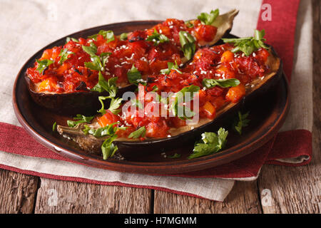 Bagno turco le metà delle melanzane al forno ripiene di verdure close-up su una piastra orizzontale. Foto Stock