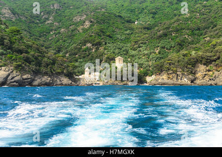 San Fruttuoso abbazia e la torre Doria appollaiato sulla costa ligure di Italia Foto Stock