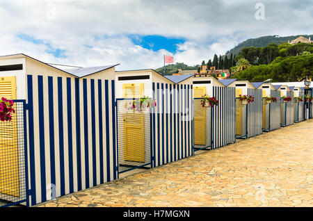 Blu e bianco striato capanne spiaggia Sants Margherita Ligure Italia Foto Stock