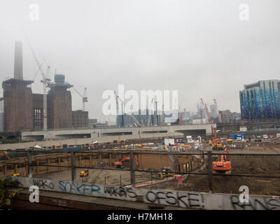 London: Un camino a Battersea Power Station durante lo sviluppo di nuovo Foto Stock