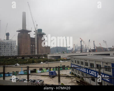 London: Un camino a Battersea Power Station durante lo sviluppo di nuovo Foto Stock