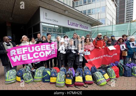 Cittadini UK dimostranti fuori casa ufficio Casa lunare a Croydon, come bambini migranti che rivendicano il diritto legale di vivere nel Regno Unito sono a rischio di suicidio attraverso i ritardi nella nuova sistemazione dopo la demolizione della giungla di Calais camp, una carità ha avvertito. Foto Stock
