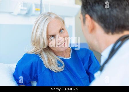 Esame medico senior paziente in ospedale Foto Stock