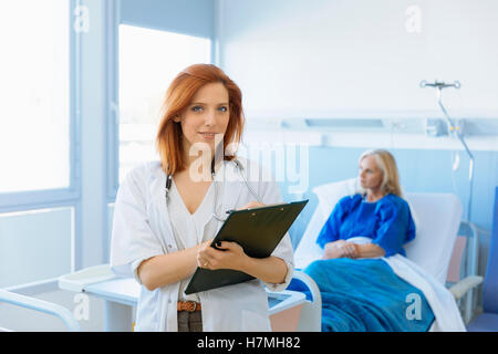 Ritratto di una donna medico in ospedale Foto Stock