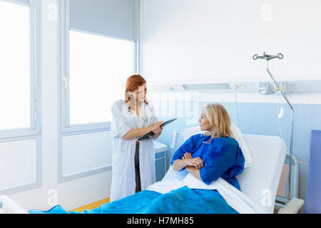 Medico esaminando un senior paziente in ospedale Foto Stock