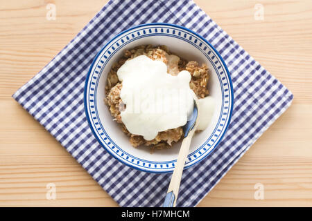Apple crumble e crema alla vaniglia. Foto Stock