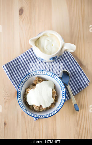 Apple crumble e crema alla vaniglia. Foto Stock