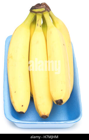 Le banane nel vassoio di plastica isolati su sfondo bianco Foto Stock