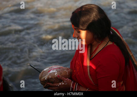 Kathmandu, Nepal. 6 Nov, 2016. Una donna Indù offre preghiere per la regolazione del sole durante il festival di Chhath onorare Dio sole al fiume Bagmati a Kathmandu, Nepal. I devoti di Terai regione del Nepal e India celebra la festa adorare Dio sole per sostenere la vita sulla terra e a prostrarsi davanti a lui per fornire la sua continua benedizione per l'umanità. Credito: Archana Shrestha che Pacifico/press/Alamy Live News Foto Stock