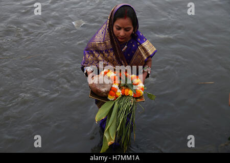 Kathmandu, Nepal. 6 Nov, 2016. Una donna Indù offre preghiere per la regolazione del sole durante il festival di Chhath onorare Dio sole al fiume Bagmati a Kathmandu, Nepal. I devoti di Terai regione del Nepal e India celebra la festa adorare Dio sole per sostenere la vita sulla terra e a prostrarsi davanti a lui per fornire la sua continua benedizione per l'umanità. Credito: Archana Shrestha che Pacifico/press/Alamy Live News Foto Stock