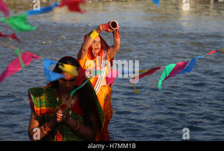 Kathmandu, Nepal. 6 Nov, 2016. Donne indù speciali preghiere per la regolazione del sole durante il festival di Chhath onorare Dio sole al fiume Bagmati a Kathmandu, Nepal. I devoti di Terai regione del Nepal e India celebra la festa adorare Dio sole per sostenere la vita sulla terra e a prostrarsi davanti a lui per fornire la sua continua benedizione per l'umanità. Credito: Archana Shrestha che Pacifico/press/Alamy Live News Foto Stock