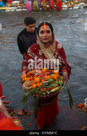 Kathmandu, Nepal. 6 Nov, 2016. Una donna Indù offre preghiere per la regolazione del sole durante il festival di Chhath onorare Dio sole al fiume Bagmati a Kathmandu, Nepal. I devoti di Terai regione del Nepal e India celebra la festa adorare Dio sole per sostenere la vita sulla terra e a prostrarsi davanti a lui per fornire la sua continua benedizione per l'umanità. Credito: Archana Shrestha che Pacifico/press/Alamy Live News Foto Stock