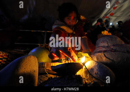 Kathmandu, Nepal. 6 Nov, 2016. Devoti nepalese illuminato di lampade ad olio durante Chhath Puja Festival a Kamal Pokhari. Chhath Puja Festival, il culto del dio Sole, è comune in Nepal Terai della regione ed è celebrata in Kathmandu nonché dal Terai europee e in India. Il culto deve essere basata su uno stagno, un fiume o una qualsiasi fonte d'acqua, come per la tradizione religiosa. Credito: Narayan Maharjan/Pacific Press/Alamy Live News Foto Stock