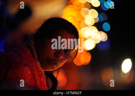 Kathmandu, Nepal. 6 Nov, 2016. Devoti nepalese illuminato di lampade ad olio durante Chhath Puja Festival a Kamal Pokhari. Chhath Puja Festival, il culto del dio Sole, è comune in Nepal Terai della regione ed è celebrata in Kathmandu nonché dal Terai europee e in India. Il culto deve essere basata su uno stagno, un fiume o una qualsiasi fonte d'acqua, come per la tradizione religiosa. Credito: Narayan Maharjan/Pacific Press/Alamy Live News Foto Stock