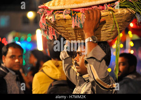 Kathmandu, Nepal. 6 Nov, 2016. Un devoto che porta frutti, religioni materiali per Chhath Puja festival a Kamal Pokhari. Chhath Puja Festival, il culto del dio Sole, è comune in Nepal Terai della regione ed è celebrata in Kathmandu nonché dal Terai europee e in India. Il culto deve essere basata su uno stagno, un fiume o una qualsiasi fonte d'acqua, come per la tradizione religiosa. Credito: Narayan Maharjan/Pacific Press/Alamy Live News Foto Stock