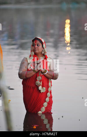 Kathmandu, Nepal. 6 Nov, 2016. Devoti nepalese tuffo nel laghetto e prega il dio del sole a Kamal Pokhari. Chhath Puja Festival, il culto del dio Sole, è comune in Nepal Terai della regione ed è celebrata in Kathmandu nonché dal Terai europee e in India. Il culto deve essere basata su uno stagno, un fiume o una qualsiasi fonte d'acqua, come per la tradizione religiosa. Credito: Narayan Maharjan/Pacific Press/Alamy Live News Foto Stock