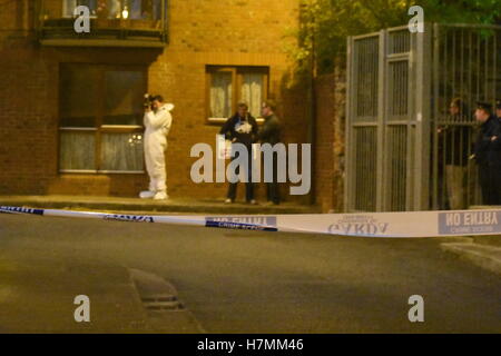 Dublino, Irlanda. 6 Nov, 2016. Garada (polizia) team forensic arriva alla scena dove un uomo (60s) pugnalato a morte durante la luce del sole in centro citta'. L'incidente è accaduto a circa 2 pm in Robinson's area corte off Cork Street nella zona sud della città.egli vittima si era affrettato a St James's Hospital ma dichiarato morto dopo un breve periodo di tempo. Credito: John Rooney/Pacific Press/Alamy Live News Foto Stock