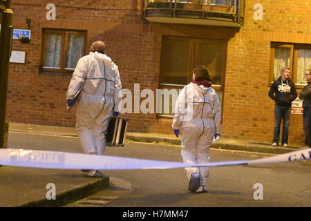 Dublino, Irlanda. 6 Nov, 2016. Garada (polizia) team forensic arriva alla scena dove un uomo (60s) pugnalato a morte durante la luce del sole in centro citta'. L'incidente è accaduto a circa 2 pm in Robinson's area corte off Cork Street nella zona sud della città.egli vittima si era affrettato a St James's Hospital ma dichiarato morto dopo un breve periodo di tempo. Credito: John Rooney/Pacific Press/Alamy Live News Foto Stock