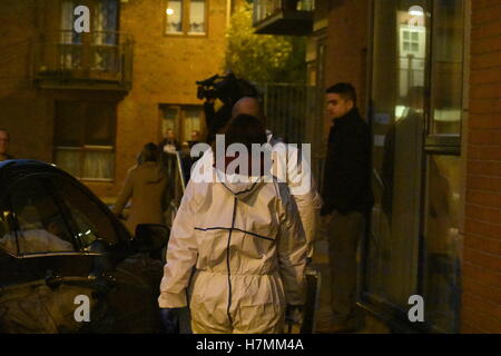 Dublino, Irlanda. 6 Nov, 2016. Garada (polizia) team forensic arriva alla scena dove un uomo (60s) pugnalato a morte durante la luce del sole in centro citta'. L'incidente è accaduto a circa 2 pm in Robinson's area corte off Cork Street nella zona sud della città.egli vittima si era affrettato a St James's Hospital ma dichiarato morto dopo un breve periodo di tempo. Credito: John Rooney/Pacific Press/Alamy Live News Foto Stock