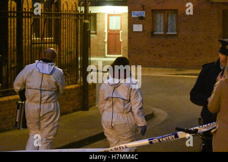 Dublino, Irlanda. 6 Nov, 2016. Garada (polizia) team forensic arriva alla scena dove un uomo (60s) pugnalato a morte durante la luce del sole in centro citta'. L'incidente è accaduto a circa 2 pm in Robinson's area corte off Cork Street nella zona sud della città.egli vittima si era affrettato a St James's Hospital ma dichiarato morto dopo un breve periodo di tempo. Credito: John Rooney/Pacific Press/Alamy Live News Foto Stock