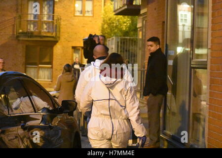 Dublino, Irlanda. 6 Nov, 2016. Garada (polizia) team forensic arriva alla scena dove un uomo (60s) pugnalato a morte durante la luce del sole in centro citta'. L'incidente è accaduto a circa 2 pm in Robinson's area corte off Cork Street nella zona sud della città.egli vittima si era affrettato a St James's Hospital ma dichiarato morto dopo un breve periodo di tempo. Credito: John Rooney/Pacific Press/Alamy Live News Foto Stock