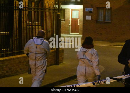 Dublino, Irlanda. 6 Nov, 2016. Garada (polizia) team forensic arriva alla scena dove un uomo (60s) pugnalato a morte durante la luce del sole in centro citta'. L'incidente è accaduto a circa 2 pm in Robinson's area corte off Cork Street nella zona sud della città.egli vittima si era affrettato a St James's Hospital ma dichiarato morto dopo un breve periodo di tempo. Credito: John Rooney/Pacific Press/Alamy Live News Foto Stock