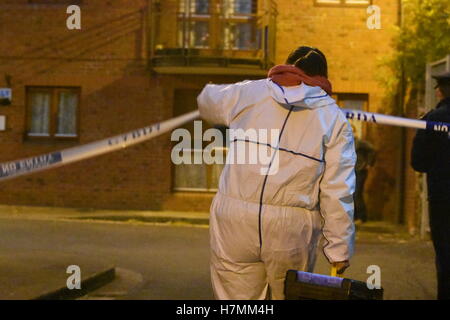 Dublino, Irlanda. 6 Nov, 2016. Garada (polizia) team forensic arriva alla scena dove un uomo (60s) pugnalato a morte durante la luce del sole in centro citta'. L'incidente è accaduto a circa 2 pm in Robinson's area corte off Cork Street nella zona sud della città.egli vittima si era affrettato a St James's Hospital ma dichiarato morto dopo un breve periodo di tempo. Credito: John Rooney/Pacific Press/Alamy Live News Foto Stock