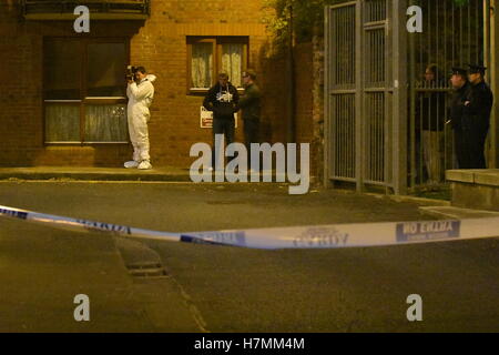 Dublino, Irlanda. 6 Nov, 2016. Garada (polizia) team forensic arriva alla scena dove un uomo (60s) pugnalato a morte durante la luce del sole in centro citta'. L'incidente è accaduto a circa 2 pm in Robinson's area corte off Cork Street nella zona sud della città.egli vittima si era affrettato a St James's Hospital ma dichiarato morto dopo un breve periodo di tempo. Credito: John Rooney/Pacific Press/Alamy Live News Foto Stock