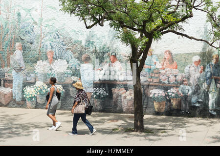 Due donne a piedi passato St Lawrence Market North murale, Toronto, Ontario, Canada Foto Stock