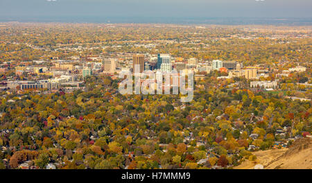 Vista da sopra la Boise Idaho città di alberi in autunno Foto Stock