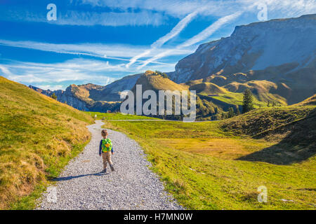Little Boy escursionismo in Klewenalp alpi svizzere, nella Svizzera centrale. Foto Stock