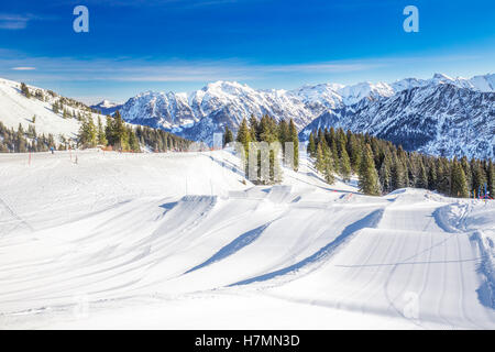 Vista di piste da sci con il modello di velluto a coste e ski seggiovie sulla sommità del Fellhorn Ski Resort, Alpi Bavaresi, Oberstdorf, Ge Foto Stock