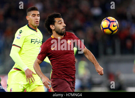 Roma, Italia. 6 Nov, 2016. RomaÕs Mohamed Salah in azione durante la serie di una partita di calcio tra Roma e Bologna presso lo Stadio Olimpico. Credito: Riccardo De Luca/Pacific Press/Alamy Live News Foto Stock