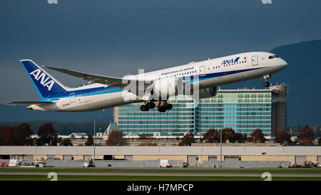 All Nippon Airways ANA Boeing 787 (787-9) JA839un Dreamliner jet del passeggero aereo prendere il decollo in volo dall'Aeroporto di Vancouver Foto Stock