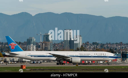 China Southern Airlines Boeing 777-300ER B-2009 taxi pista di decollo il decollo dall'Aeroporto Internazionale di Vancouver scena Foto Stock