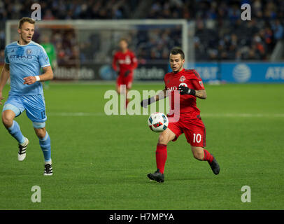 New York, Stati Uniti. 6 Nov, 2016. Sebastian Giovinco (10) di Toronto FC controlla la sfera durante la tazza di MLS Eastern Conference semifinale contro NYC FC allo Yankee Stadium Toronto ha vinto 5 - 0 Credito: Lev Radin/Pacific Press/Alamy Live News Foto Stock