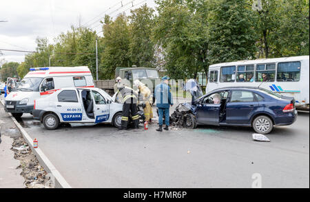 I dipendenti del Ministero delle situazioni di emergenza (soccorritori) e auto di ambulanza cure mediche nel luogo di incidente stradale Foto Stock