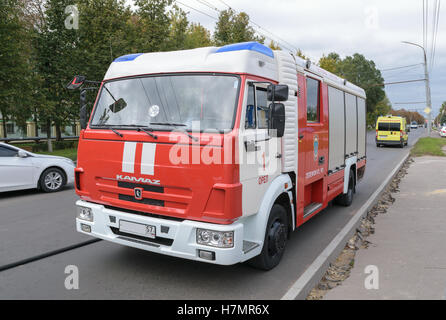 Orel, Russia - 27 Settembre 2016: vigile del fuoco permanente auto sulla strada accanto alla vettura di ambulanza Foto Stock